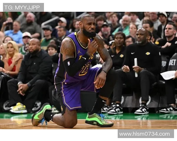 詹姆斯在热火对凯尔特人的比赛中精彩扣篮震撼全场