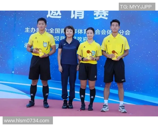 与足球明星合影的女孩在绿茵场上绽放青春梦想的瞬间